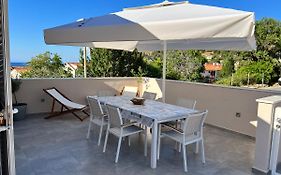 Novo Uredeni Apartman Sa Velikom Terasom